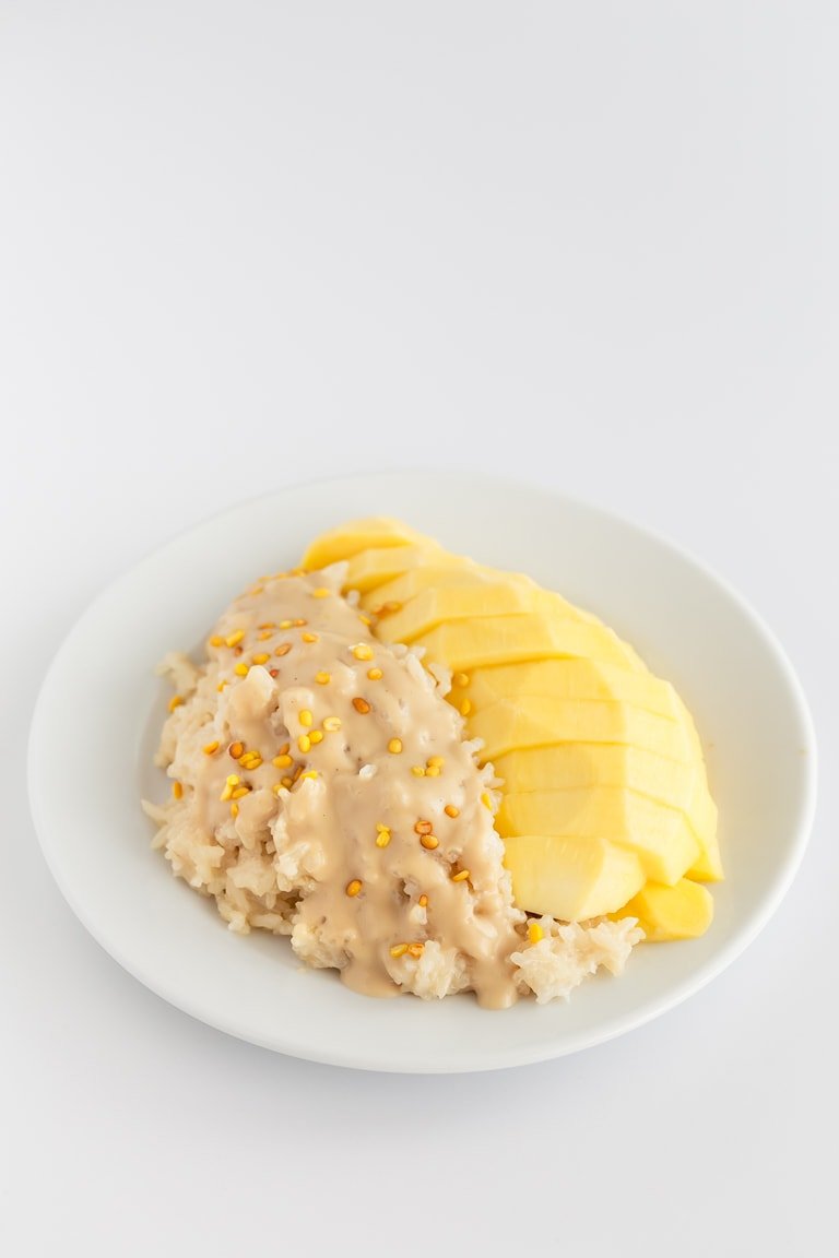 Arroz pegajoso de mango tailandés - Arroz pegajoso de mango tailandés, hecho de arroz, mango y una deliciosa salsa de coco.  Es un postre dulce, cremoso y delicioso.  ¡Solo se necesitan 7 ingredientes!  # vegano #bezglutenowy #prostyveganblog