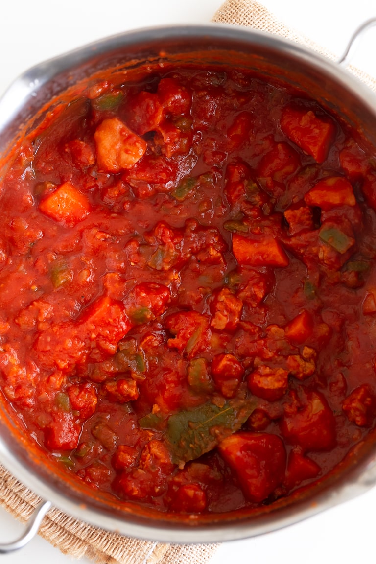 Guiso vegano. - Goulash vegano, una versión vegetal de este clásico goulash húngaro. Es una comida tan sabrosa, reconfortante y única para toda la familia. # vegano #bezglutenowy #prostyveganblog