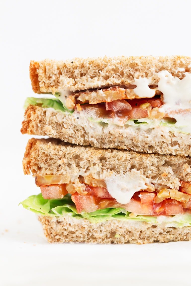 Sándwich vegano BLT: este sándwich vegano BLT tiene 7 ingredientes y está listo en solo 5 minutos.  Es más saludable, más ligero y tiene un sabor increíble.  # vegano #bezglutenowy #prostyveganblog