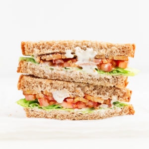 Sándwich vegano BLT: este sándwich vegano BLT tiene 7 ingredientes y está listo en solo 5 minutos.  Es más saludable, más ligero y tiene un sabor increíble.  # vegano #bezglutenowy #prostyveganblog