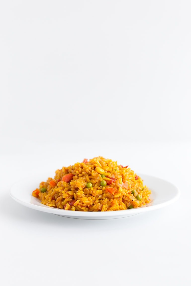 Arroz con verduras de la huerta.  - El arroz de verduras (o arroz a la jardinera en español) es una receta peruana de arroz y verduras.  Es tan sabroso, simple y económico.  # vegano #bezglutenowy #prostyveganblog