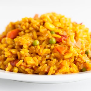 Arroz con verduras de la huerta.  - El arroz de verduras (o arroz a la jardinera en español) es una receta peruana de arroz y verduras.  Es tan sabroso, simple y económico.  # vegano #bezglutenowy #prostyveganblog