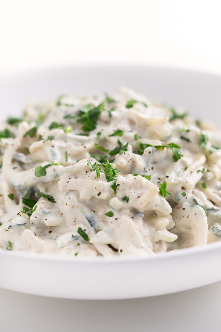 Calabacín vegano Alfredo.  - Hemos desarrollado esta receta vegana de calabacín Alfredo que está inspirada en dos de nuestros platos más populares.  Es súper cremoso y sabe a gloria.