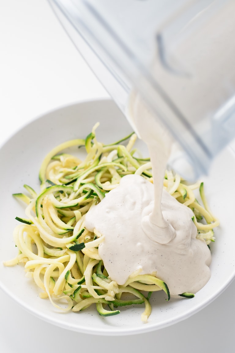 Calabacín vegano Alfredo.  - Hemos desarrollado esta receta vegana de calabacín Alfredo que está inspirada en dos de nuestros platos más populares.  Es súper cremoso y sabe a gloria.