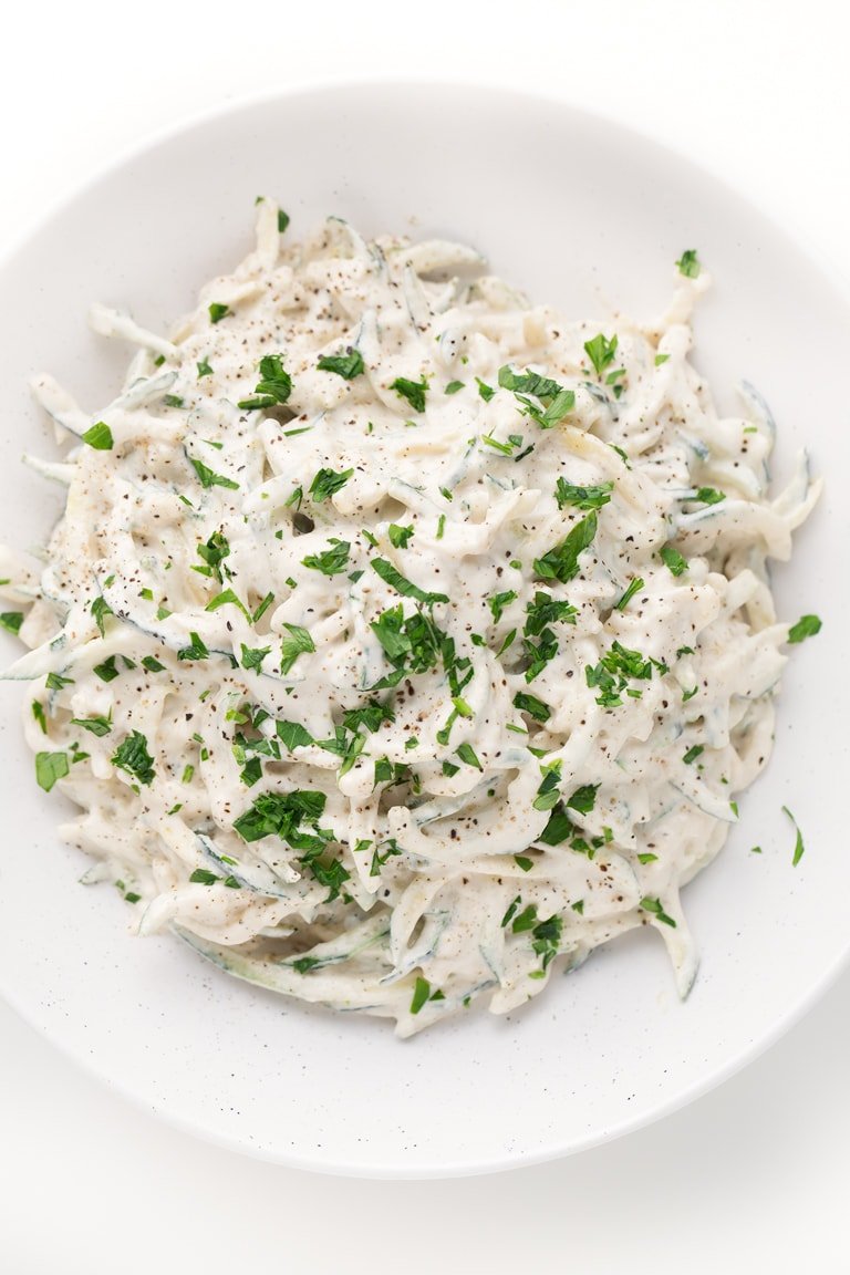 Calabacín vegano Alfredo.  - Hemos desarrollado esta receta vegana de calabacín Alfredo que está inspirada en dos de nuestros platos más populares.  Es súper cremoso y sabe a gloria.