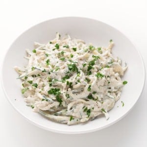 Calabacín vegano Alfredo.  - Hemos desarrollado esta receta vegana de calabacín Alfredo que está inspirada en dos de nuestros platos más populares.  Es súper cremoso y sabe a gloria.