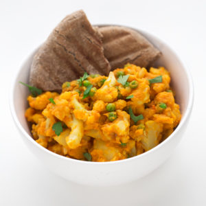 Aloo Gobi Matar - Aloo Gobi Matar es un curry indio hecho con patatas, coliflor y guisantes.  Está lista en 20 minutos y nuestra receta es baja en grasas.