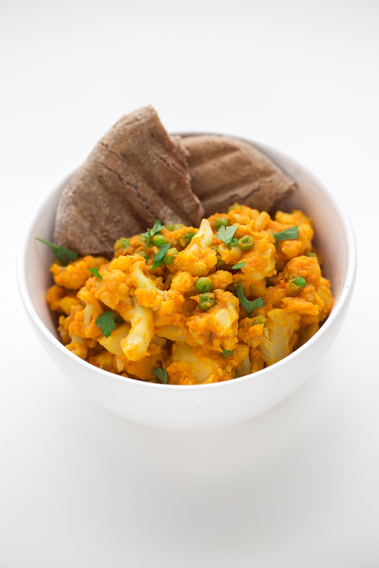 Aloo Gobi Matar - Aloo Gobi Matar es un curry indio hecho con patatas, coliflor y guisantes.  Está lista en 20 minutos y nuestra receta es baja en grasas.