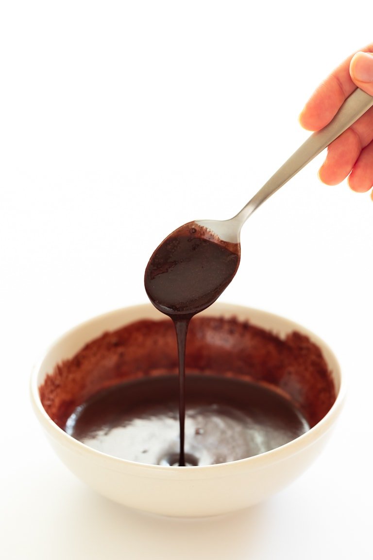 Sirope de Chocolate Casero (2 Ingredientes).  - Aprende a hacer jarabe de chocolate casero en 2 minutos con solo 2 ingredientes.  Es una alternativa saludable a los jarabes comprados en las tiendas.  # vegano #bezglutenowy #prostyveganblog