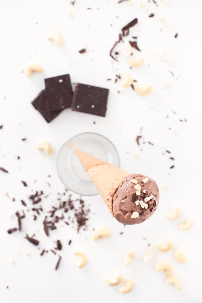 Helado de chocolate vegano: este helado de chocolate vegano sabe TAN BUENO como el helado real.  Es tan cremoso, saludable y consta de solo 4 ingredientes naturales.