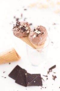 Foto de 2 conos de helado vegano de chocolate