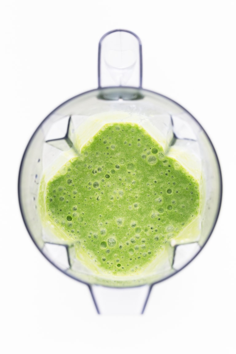 Batido verde de piña colada: este batido verde de piña colada sabe como una bebida para adultos, pero es una bebida sin alcohol y súper saludable que requiere solo 5 ingredientes y menos de 5 minutos.  # vegano #bezglutenowy #prostyveganblog
