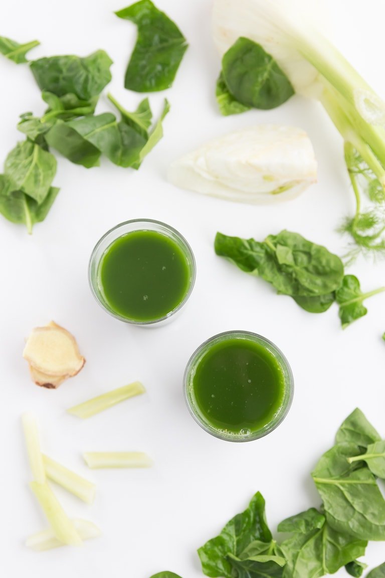 Jugo verde para principiantes: este jugo verde es perfecto para principiantes porque está hecho de ingredientes simples y sabe muy bien.  ¡Esta es una bebida súper saludable y nutritiva!