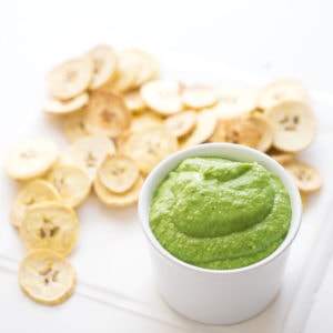 Chips de guasacaca y plátano macho al horno.  - Guasacaca es una deliciosa salsa picante venezolana, bastante similar al guacamole.  Está listo en 5 minutos y se sirve con chips de plátano macho al horno.