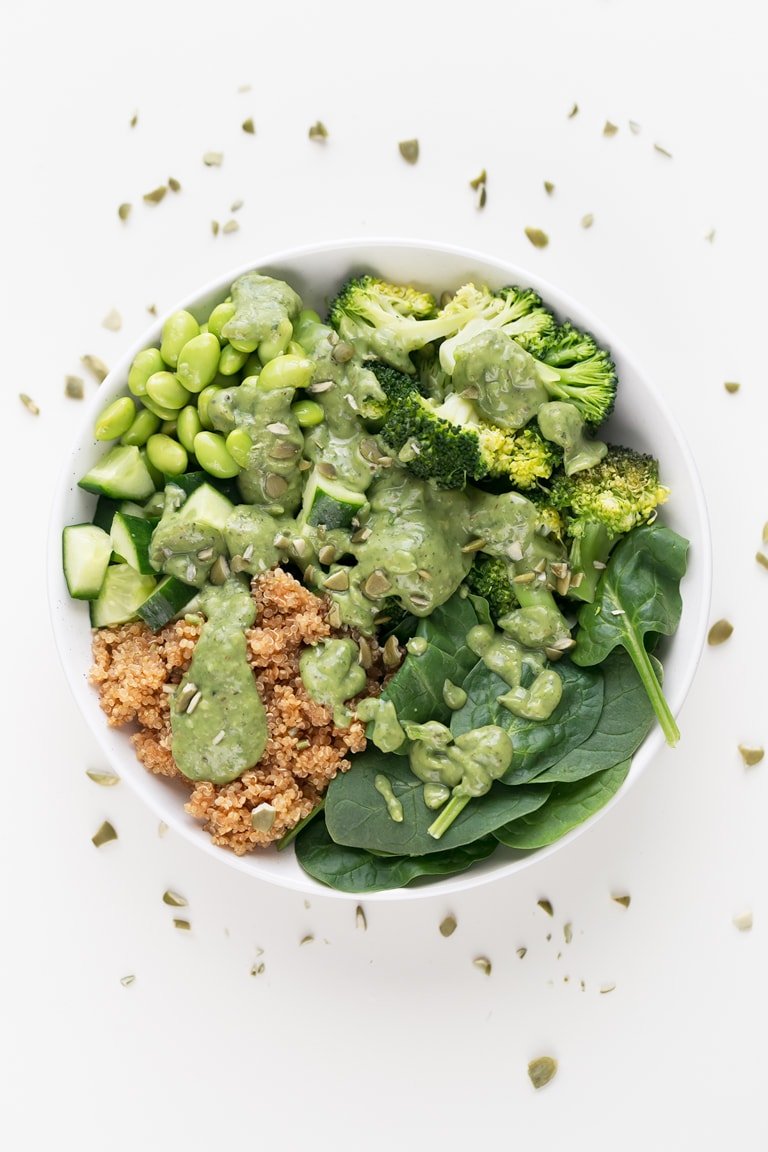 Green Goddess Bowl - Green Goddess Bowl, un delicioso y súper saludable plato principal con quinua, edamame, vegetales, semillas y salsa chimichurri.  ¡Solo requiere 30 minutos y 7 ingredientes!  # vegano #bezglutenowy #prostyveganblog