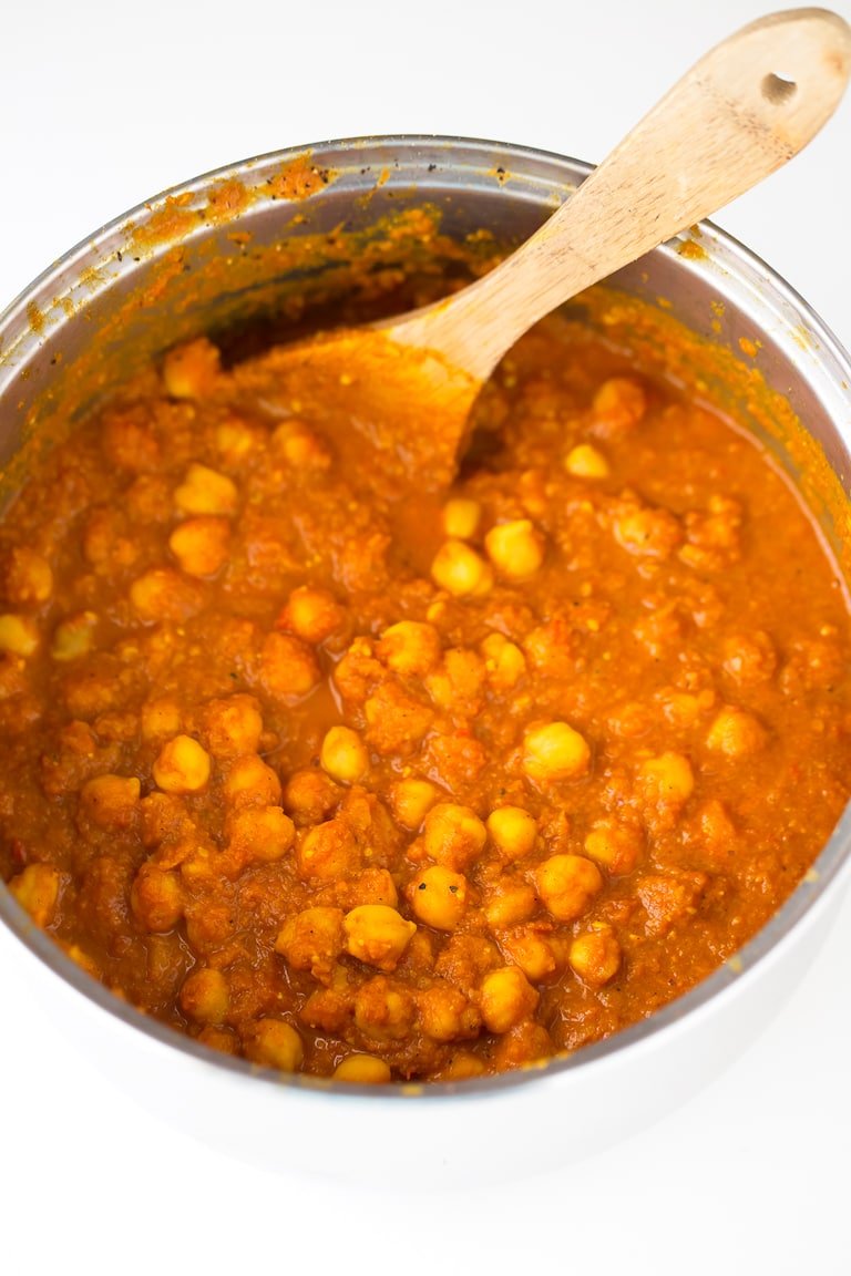 Sencilla Chana Masala.  - Chana masala es un plato indio de garbanzos (chana) y garam masala.  Esta receta de 30 minutos es muy simple, sabrosa y también sin grasa.