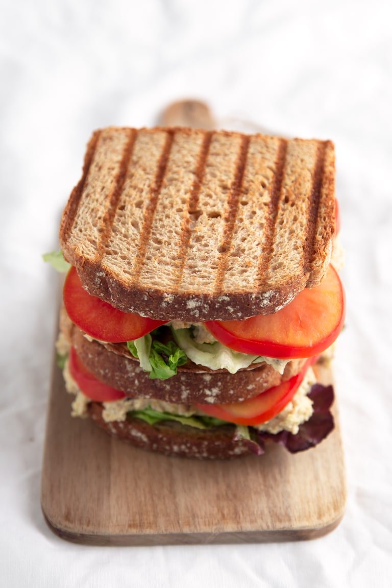 Sándwich de atún vegano: este sándwich de atún vegano está listo en menos de 10 minutos.  Es una receta de almuerzo deliciosa, simple y saludable que es perfecta para llevar al trabajo o la escuela.