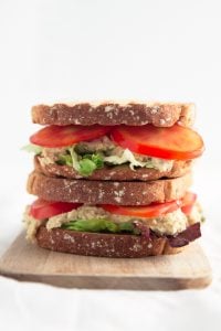 Sándwich de atún vegano: este sándwich de atún vegano está listo en menos de 10 minutos.  Es una receta de almuerzo deliciosa, simple y saludable que es perfecta para llevar al trabajo o la escuela.